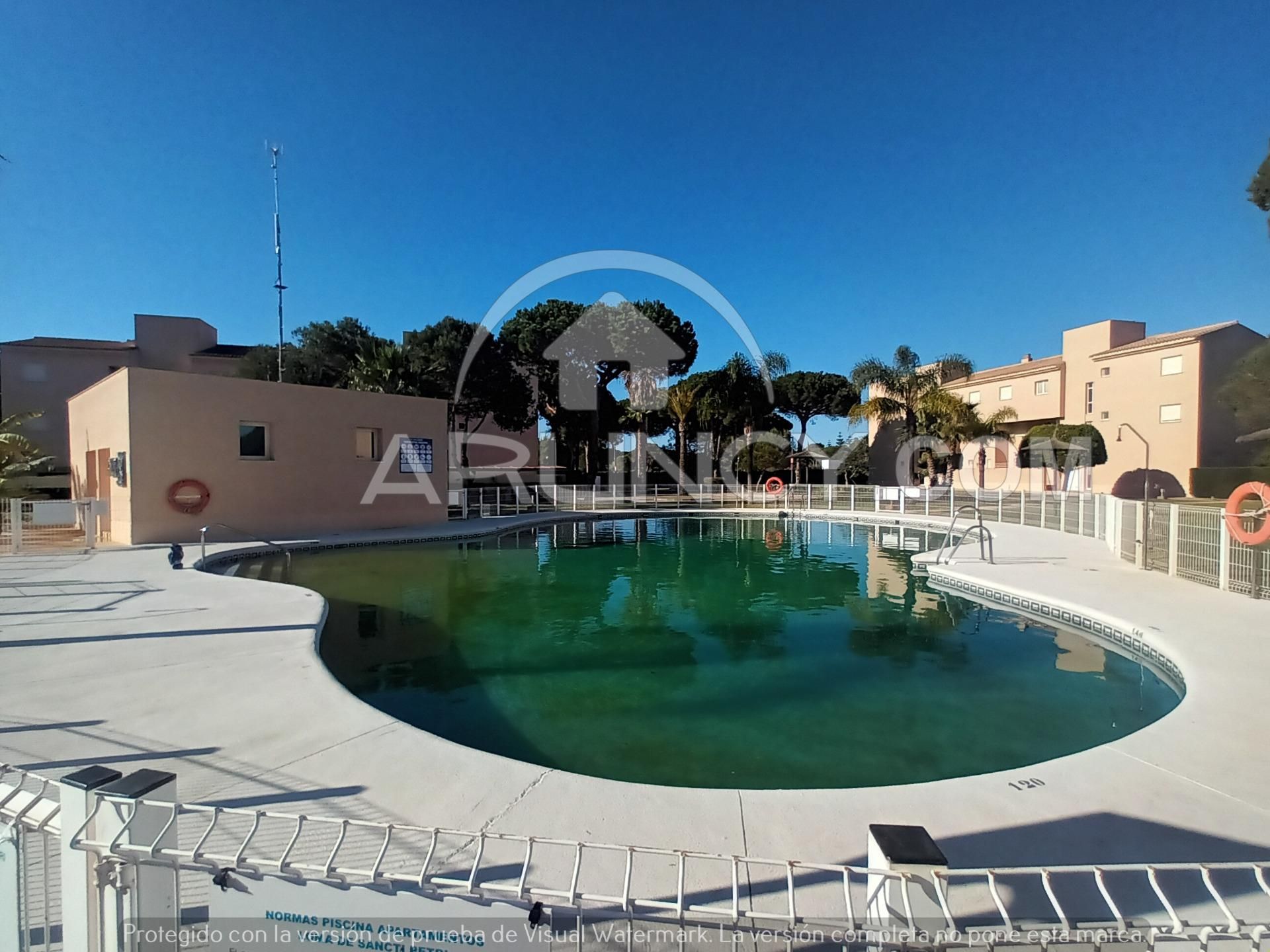 Piscina de Apartament en venda en Chiclana de la Frontera amb Aire condicionat, Calefacció i Jardí privat
