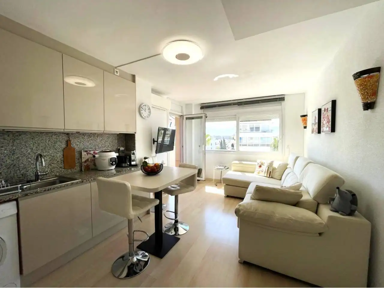 Sala de estar de Piso en venta en Roses con Aire acondicionado, Terraza y Amueblado
