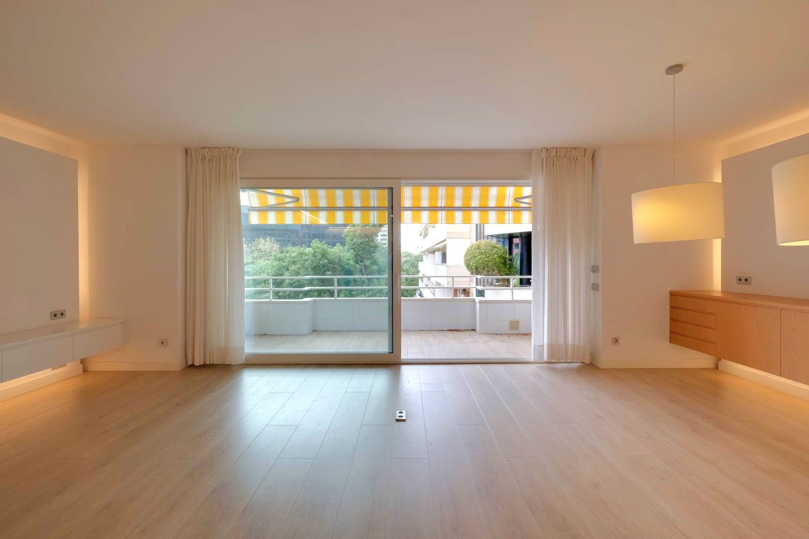 Vista exterior de Pis en venda en  Barcelona Capital amb Aire condicionat i Terrassa