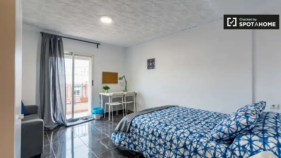 Schlafzimmer von Wohnung zur Miete in Valencia mit Klimaanlage, Heizung und Möbliert