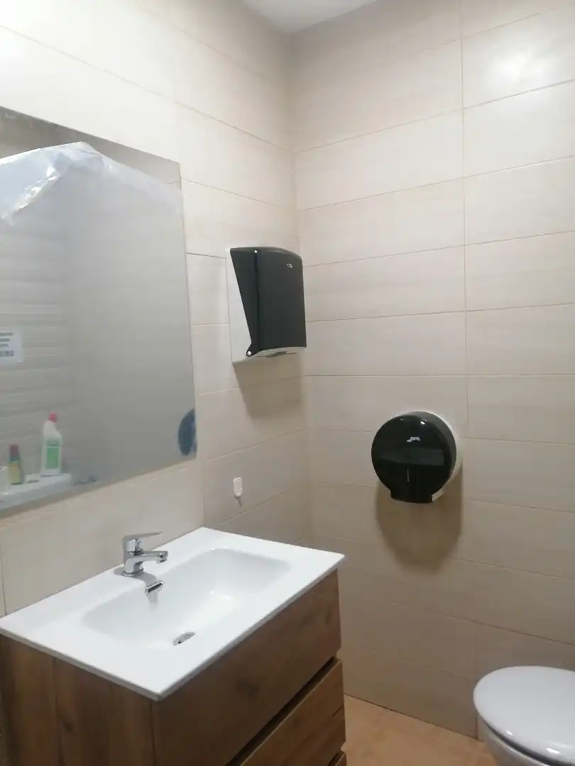 Baño de Local de alquiler en Cornellà de Llobregat con Aire acondicionado