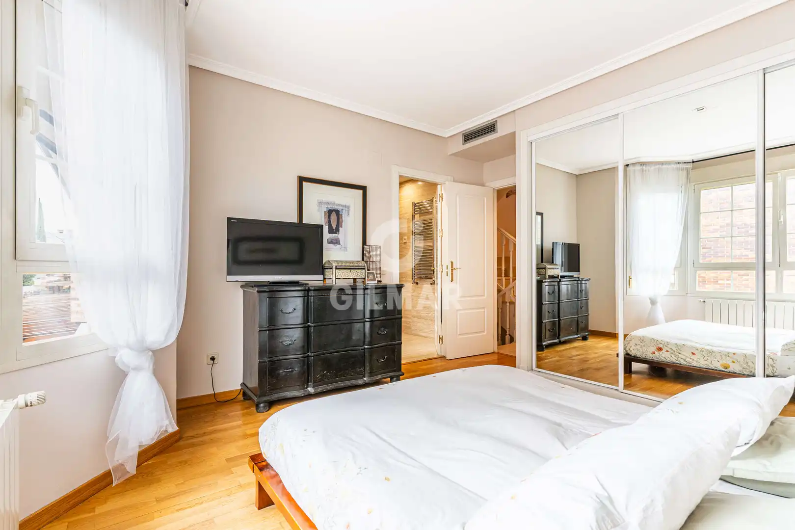 Habitación de Casa adosada en venta en Boadilla del Monte con Calefacción, Jardín privado y Piscina