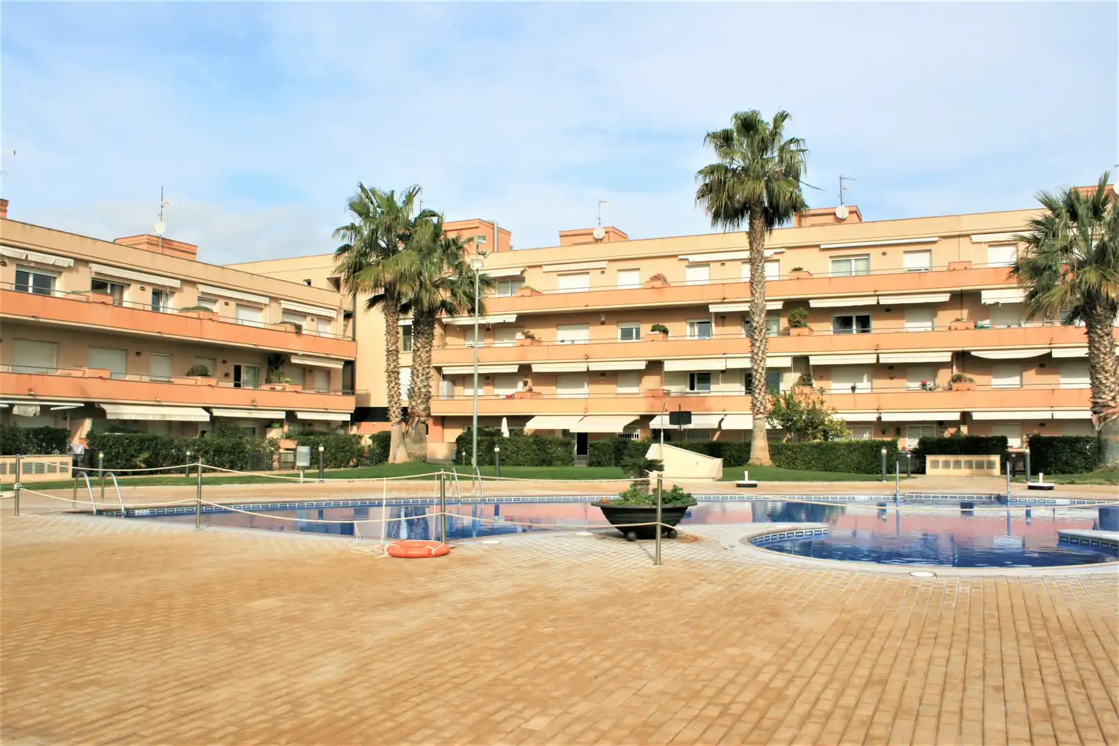 Vista exterior de Àtic en venda en Cubelles amb Calefacció, Terrassa i Piscina