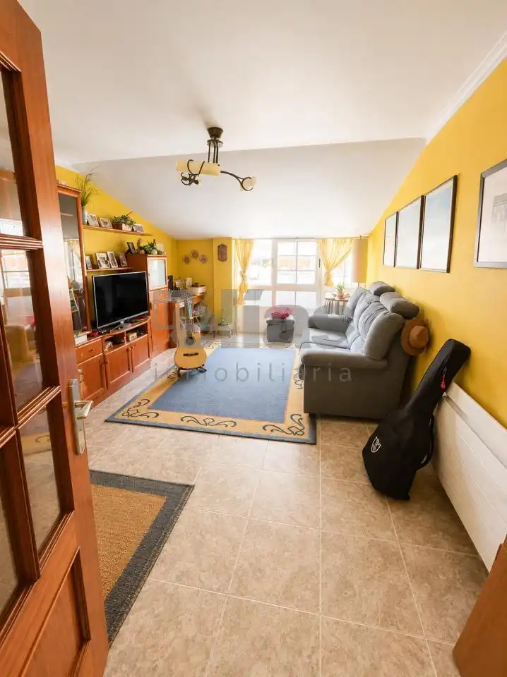 Wohnzimmer von Wohnung zur Miete in Zas mit Heizung und Abstellraum