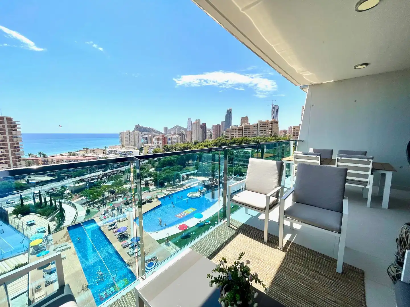 Piscina de Apartamento de alquiler en Benidorm con Aire acondicionado, Trastero y Piscina comunitaria