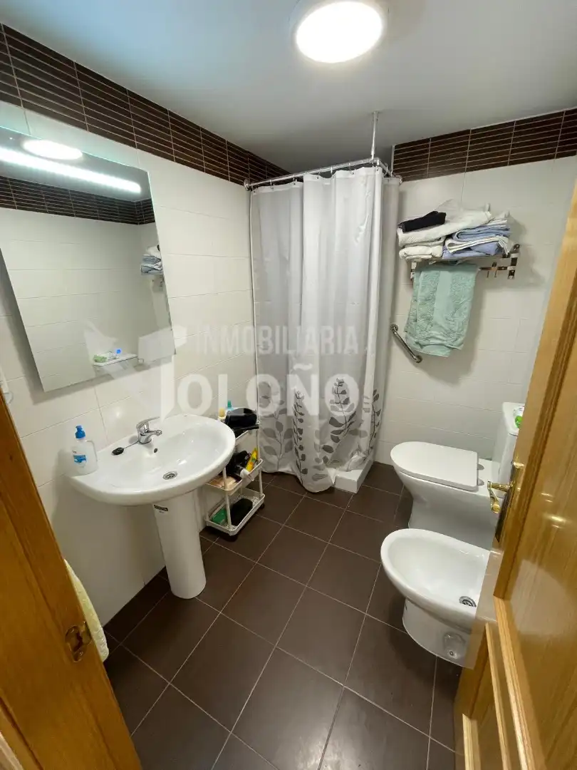 Badezimmer von Wohnungen zum Verkauf in Cihuri mit Heizung, Abstellraum und Möbliert