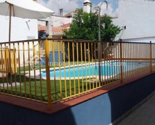 Piscina de Apartament de lloguer en Cáceres Capital amb Aire condicionat, Calefacció i Jardí privat