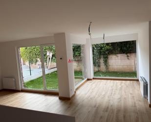 Sala d'estar de Casa adosada de lloguer en Piélagos amb Calefacció i Jardí privat