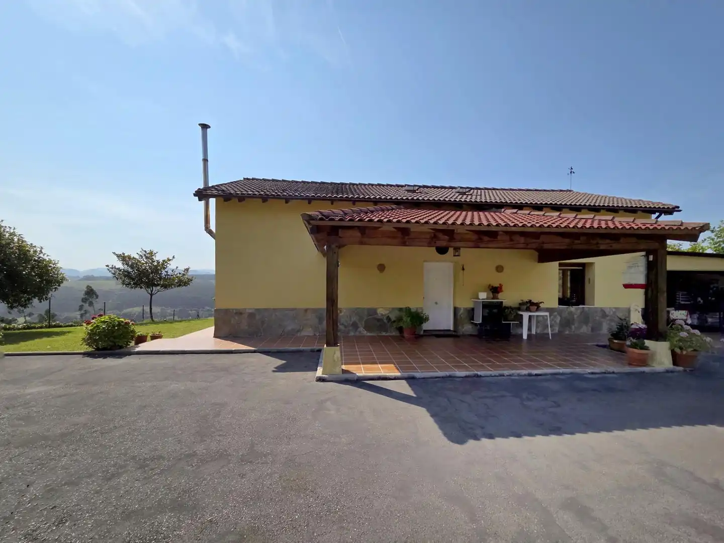 Außenansicht von Haus oder Chalet zum Verkauf in Piélagos mit Privatgarten, Terrasse und Abstellraum