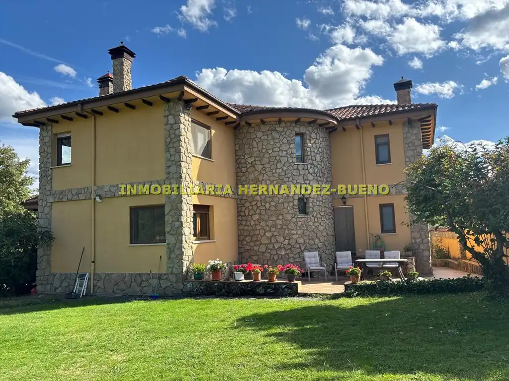 Vista exterior de Casa o xalet en venda en Sequeros amb Calefacció, Jardí privat i Terrassa