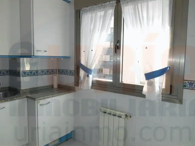 Küche von Wohnung zur Miete in Oviedo  mit Heizung, Abstellraum und Ofen