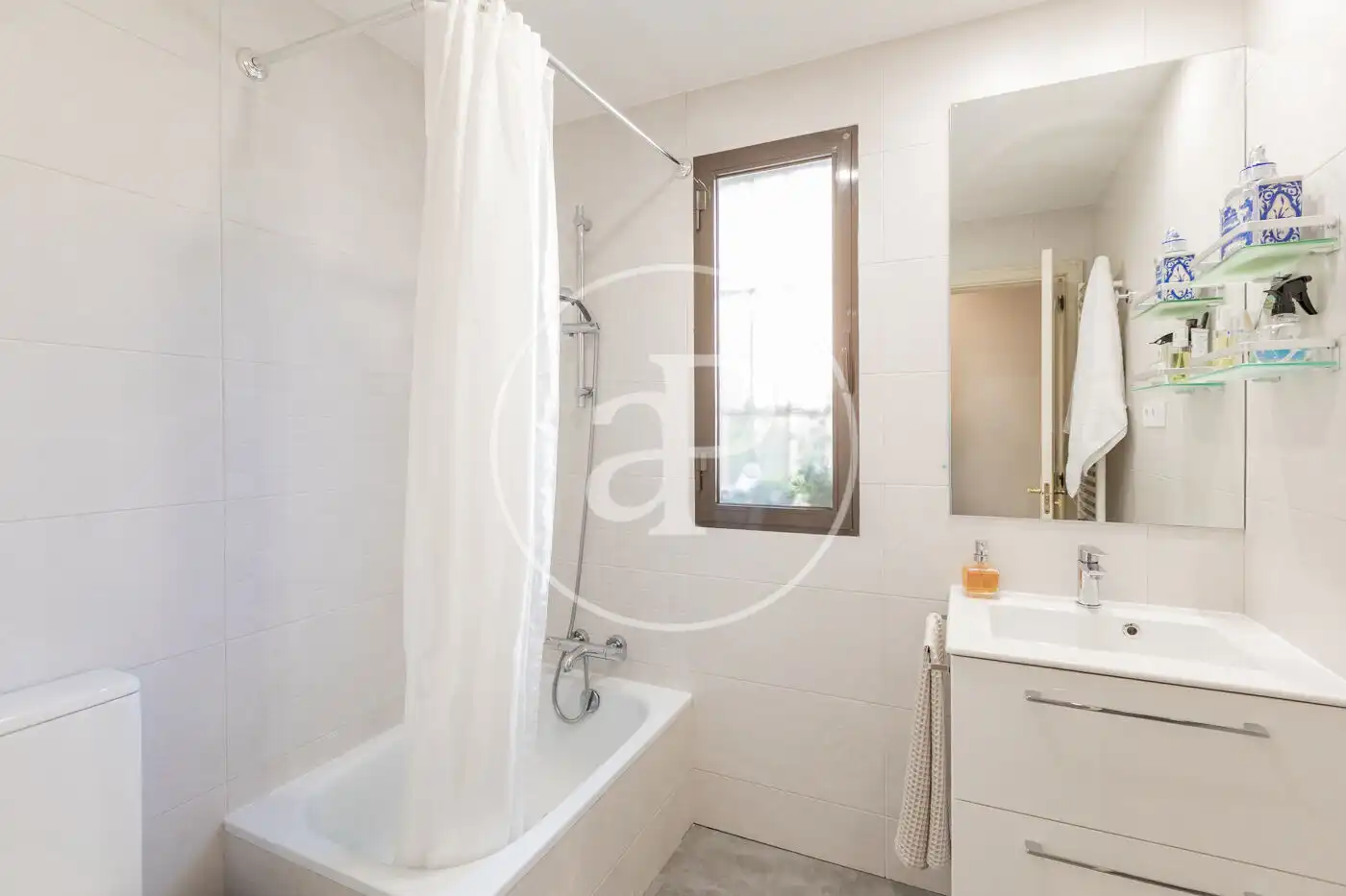 Baño de Piso en venta en Madrid con Aire acondicionado, Calefacción y Jardín privado