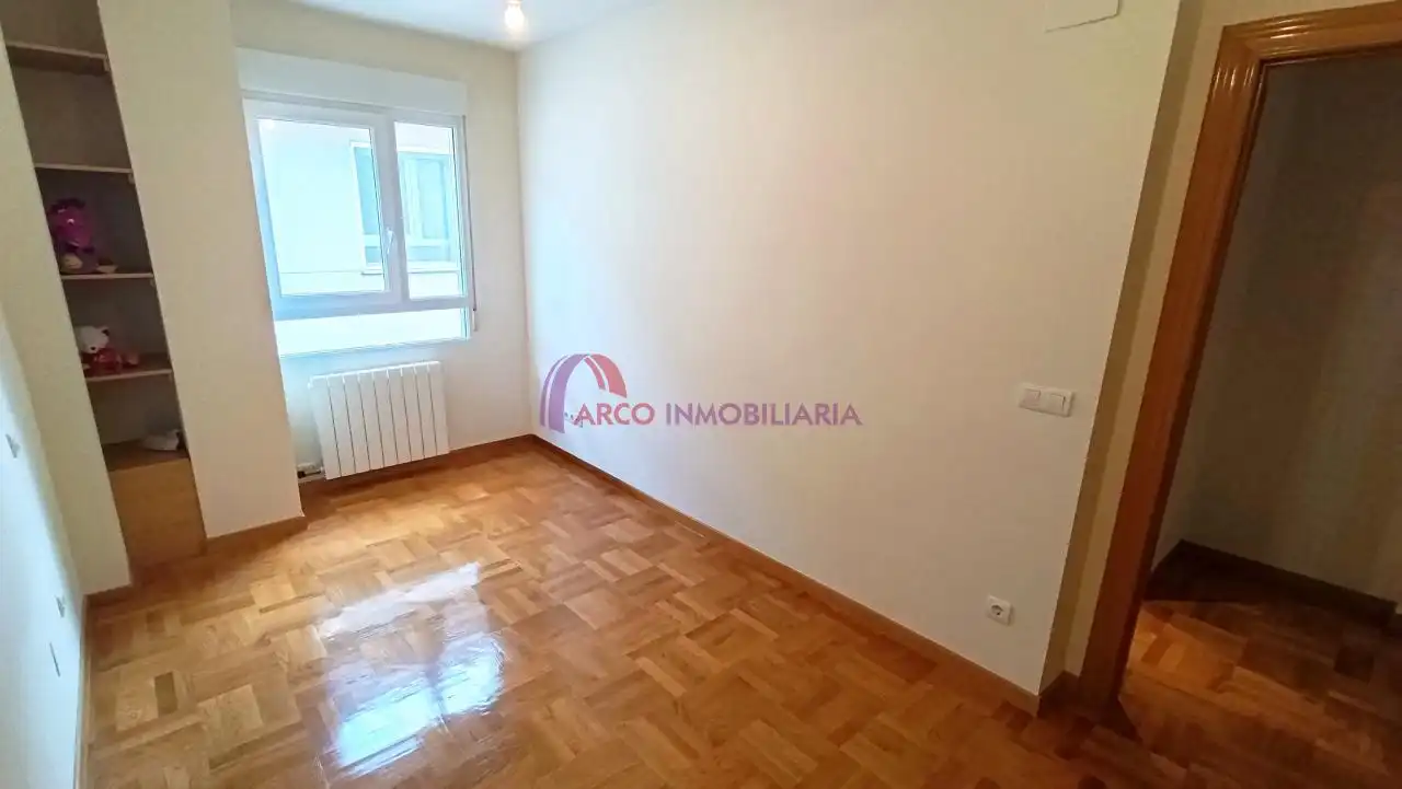 Dormitori de Casa adosada en venda en Burgos amb Calefacció, Terrassa i Traster