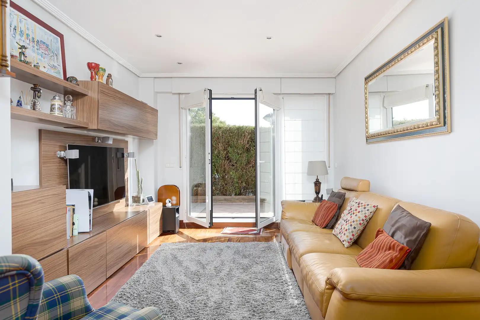 Sala d'estar de Dúplex en venda en Donostia - San Sebastián  amb Calefacció, Jardí privat i Parquet