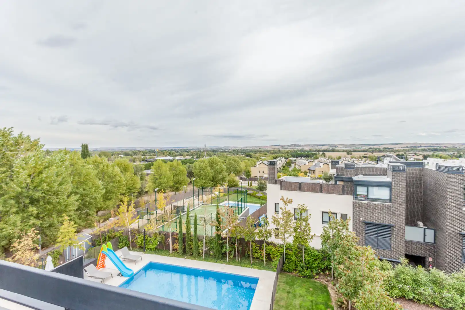 Schwimmbecken von Maisonette zum Verkauf in Fuente del Fresno mit Klimaanlage, Heizung und Abstellraum