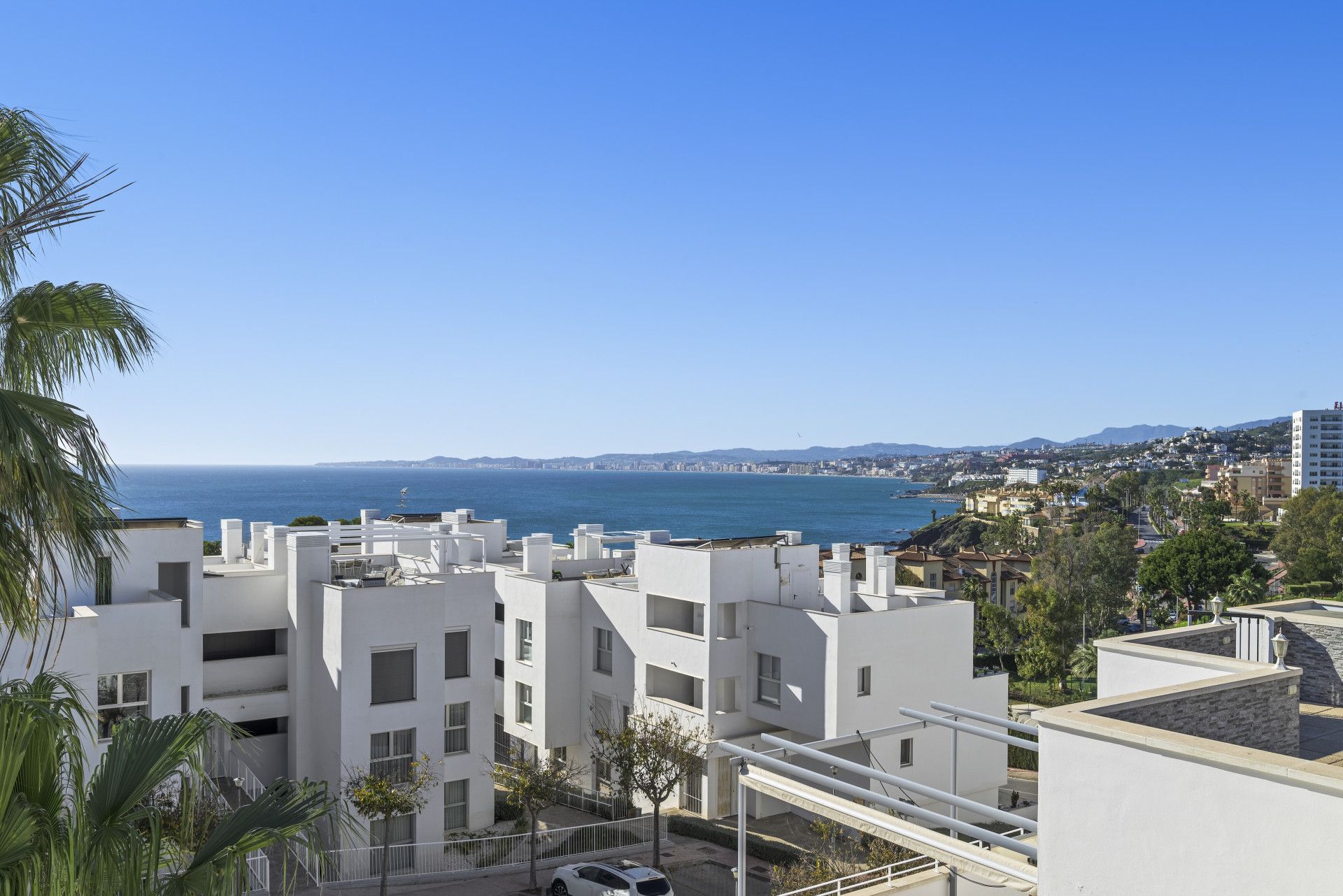 Vista exterior de Àtic en venda en Benalmádena amb Aire condicionat, Terrassa i Piscina