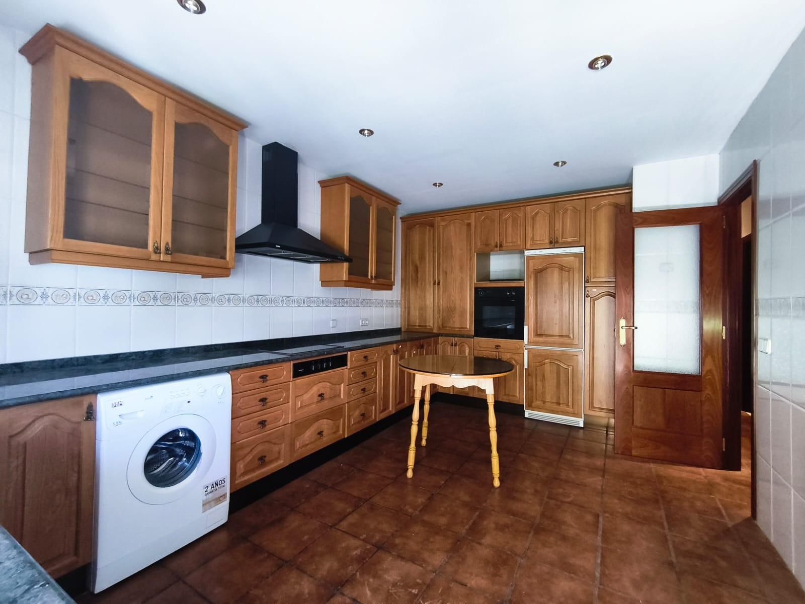 Cuina de Casa adosada en venda en Ocaña amb Calefacció i Balcó