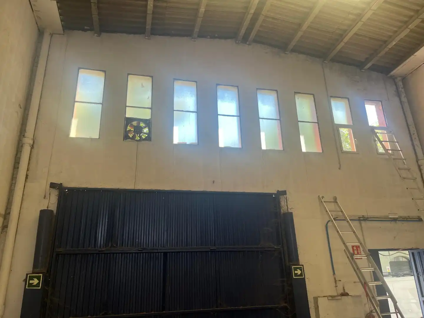 Außenansicht von Fabrikhallen zur Miete in El Prat de Llobregat mit Alarm