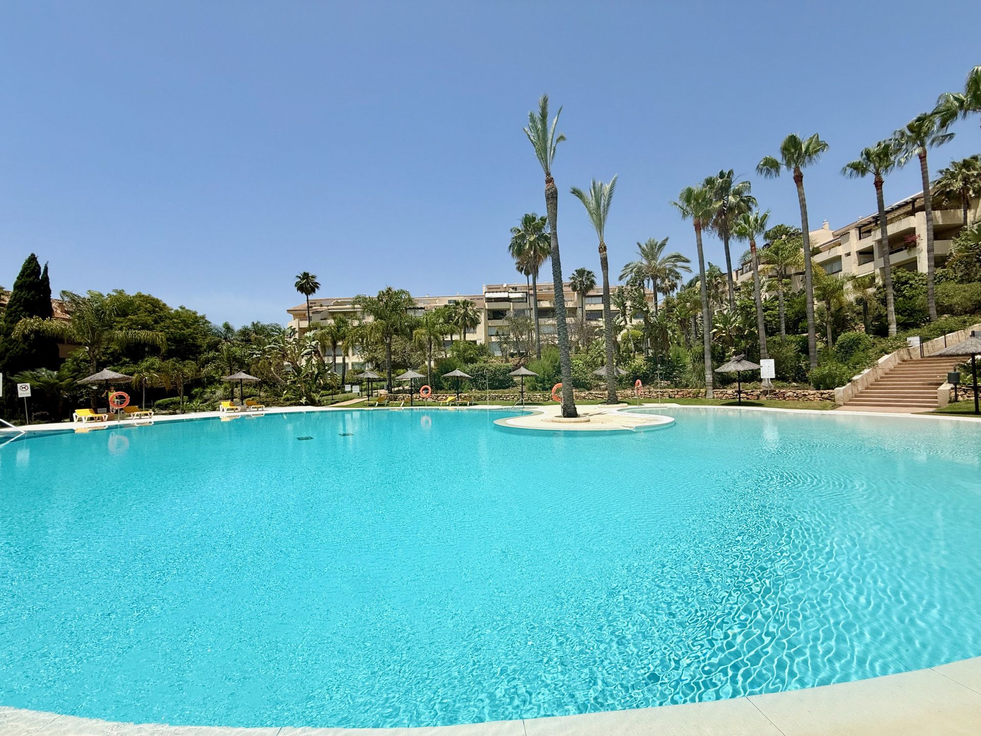 Piscina de Dúplex de lloguer en Marbella amb Piscina i Piscina comunitària