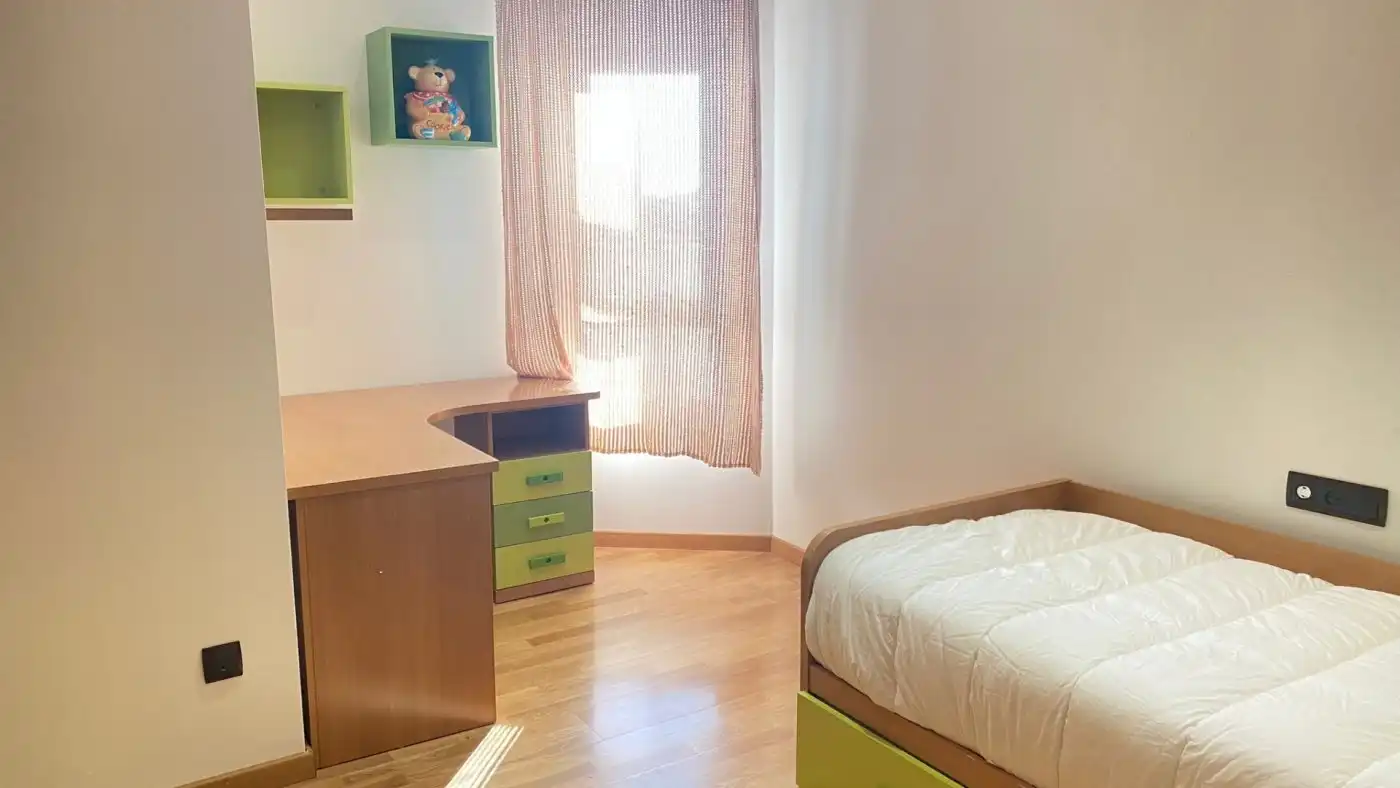 Schlafzimmer von Dachboden zum Verkauf in Silla mit Klimaanlage, Heizung und Parkett