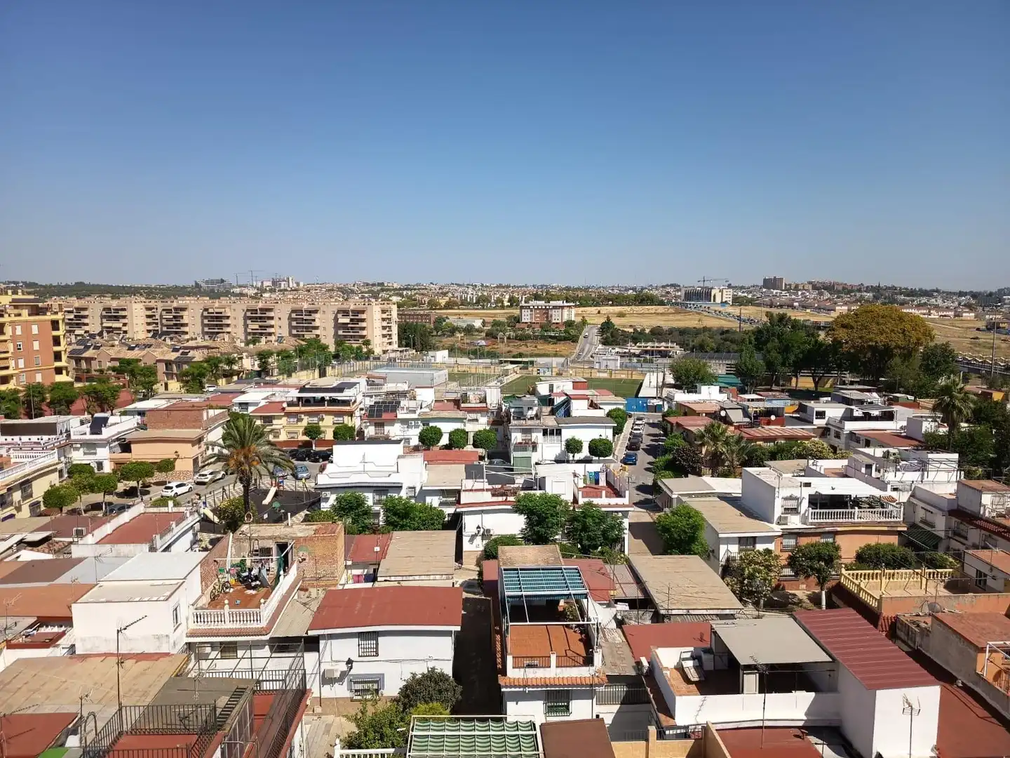Außenansicht von Wohnungen zum Verkauf in San Juan de Aznalfarache mit Klimaanlage und Balkon
