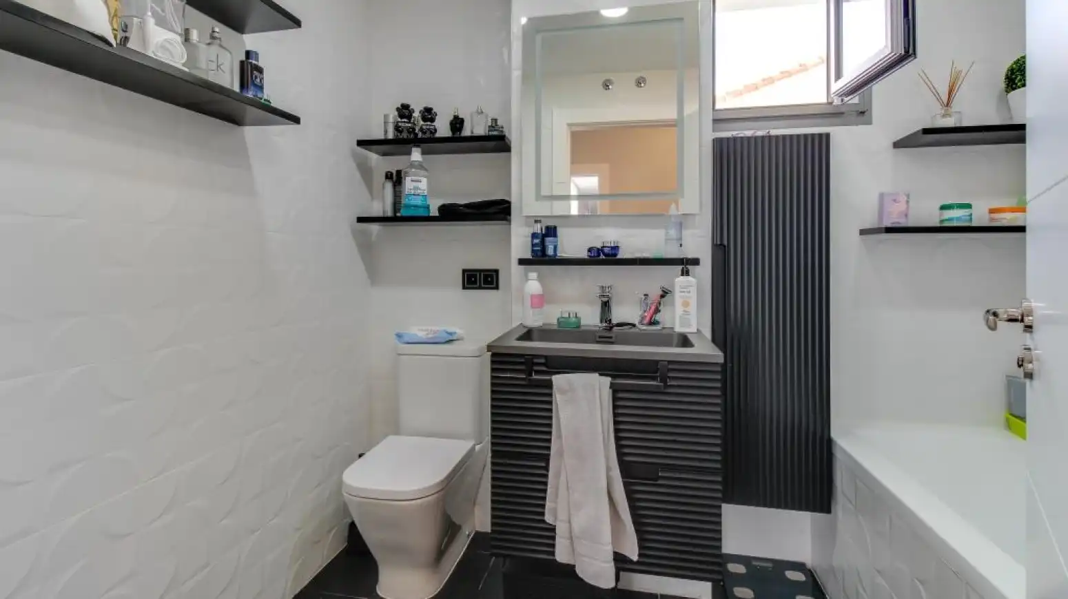 Badezimmer von Haus oder Chalet zum Verkauf in Villamayor mit Klimaanlage, Heizung und Privatgarten