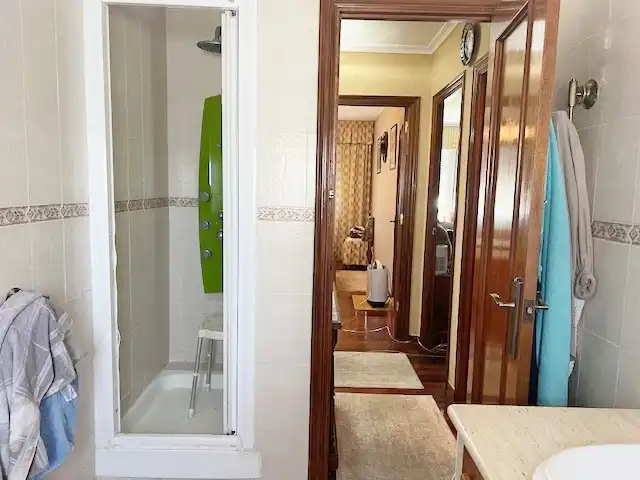 Baño de Piso en venta en Torrelavega  con Calefacción y Trastero