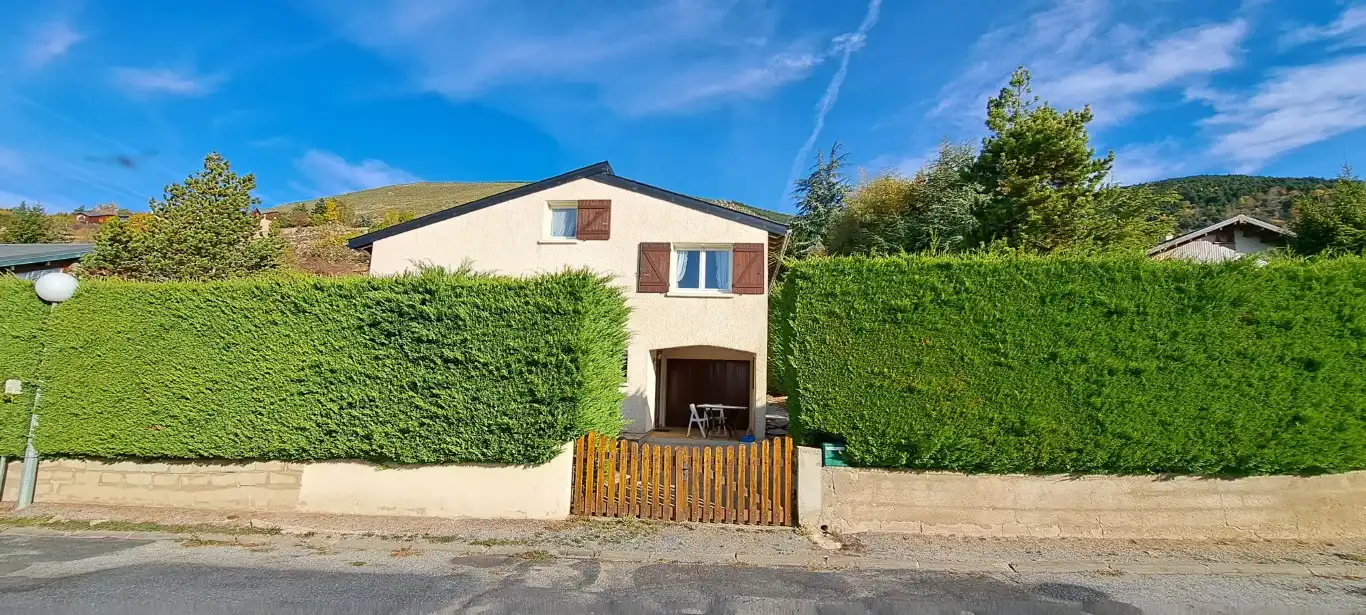 Vista exterior de Casa o xalet en venda en Targassonne amb Calefacció, Jardí privat i Parquet