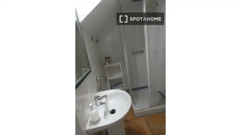Baño de Apartamento para compartir en Rota con Aire acondicionado, Calefacción y Terraza