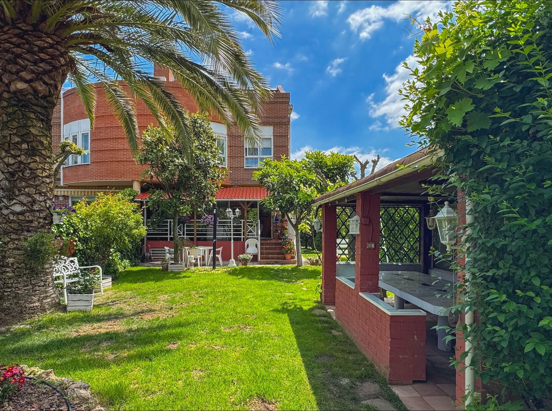 Jardí de Casa adosada en venda en Lardero amb Calefacció, Jardí privat i Parquet