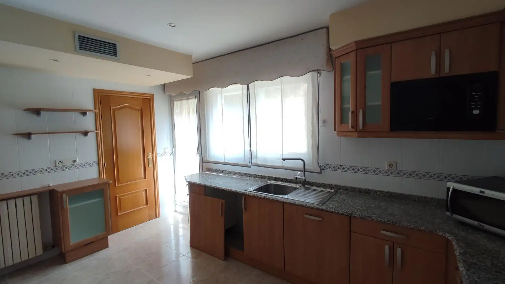 Cocina de Casa adosada de alquiler en Zaragoza con Aire acondicionado, Calefacción y Jardín privado