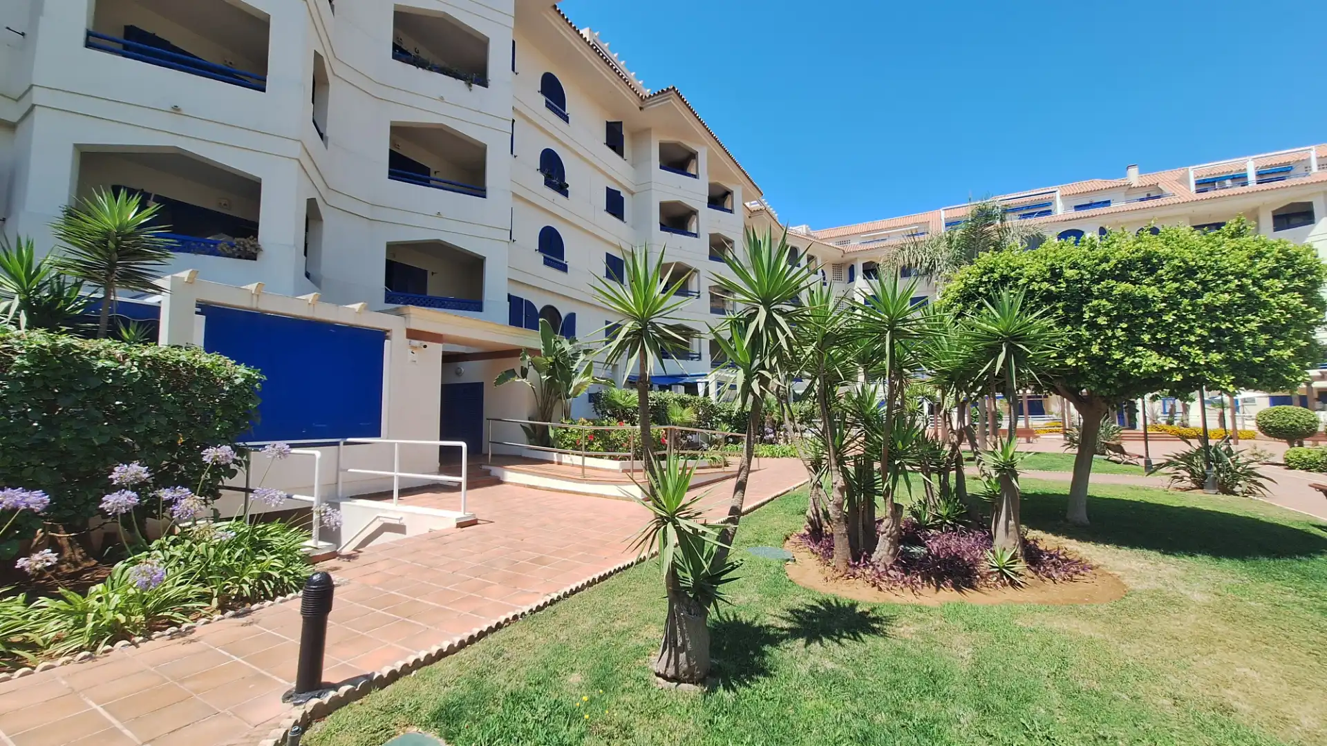 Vista exterior de Ático en venta en Manilva con Terraza, Amueblado y Horno