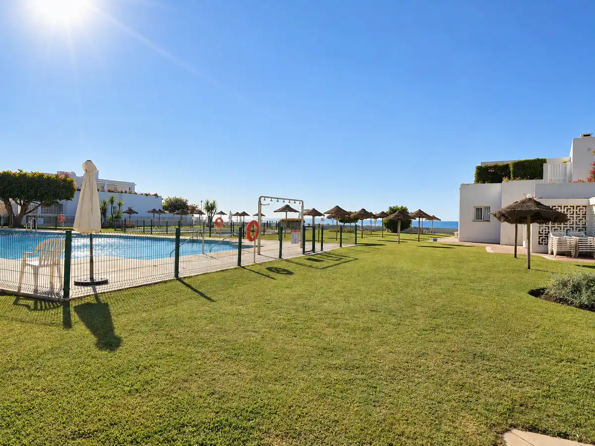 Swimming pool of Flat for sale in San Pedro de Alcántara