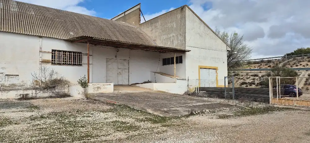 Vista exterior de Nave industrial en venta en La Gineta