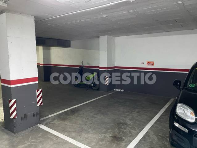 Garaje en Alquiler en Lluís Companys, 2 en Caputxins - Ambulatori