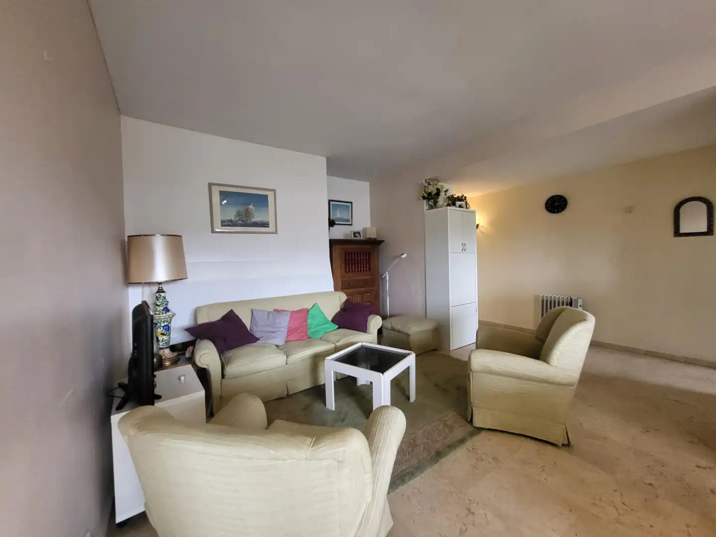 Sala d'estar de Apartament en venda en Marbella amb Jardí privat, Terrassa i Traster