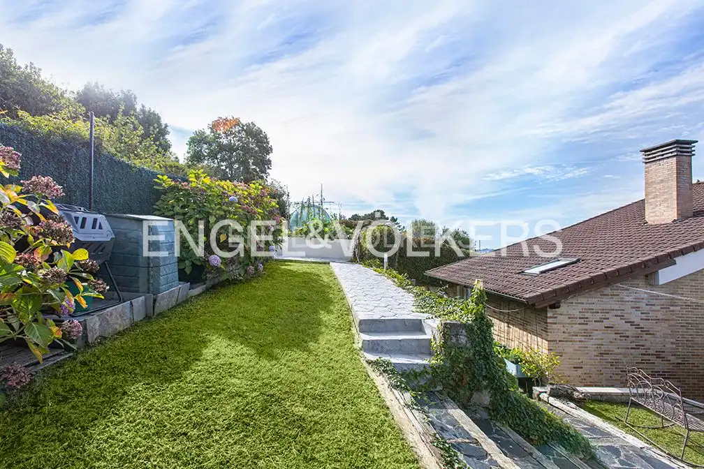 Vista exterior de Casa o chalet en venta en Gijón  con Calefacción, Jardín privado y Terraza