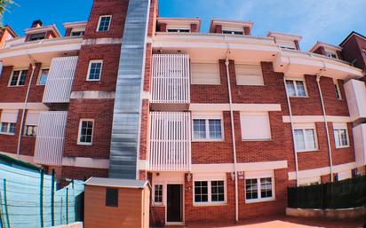 Vista exterior de Pis en venda en Piélagos amb Calefacció, Terrassa i Traster