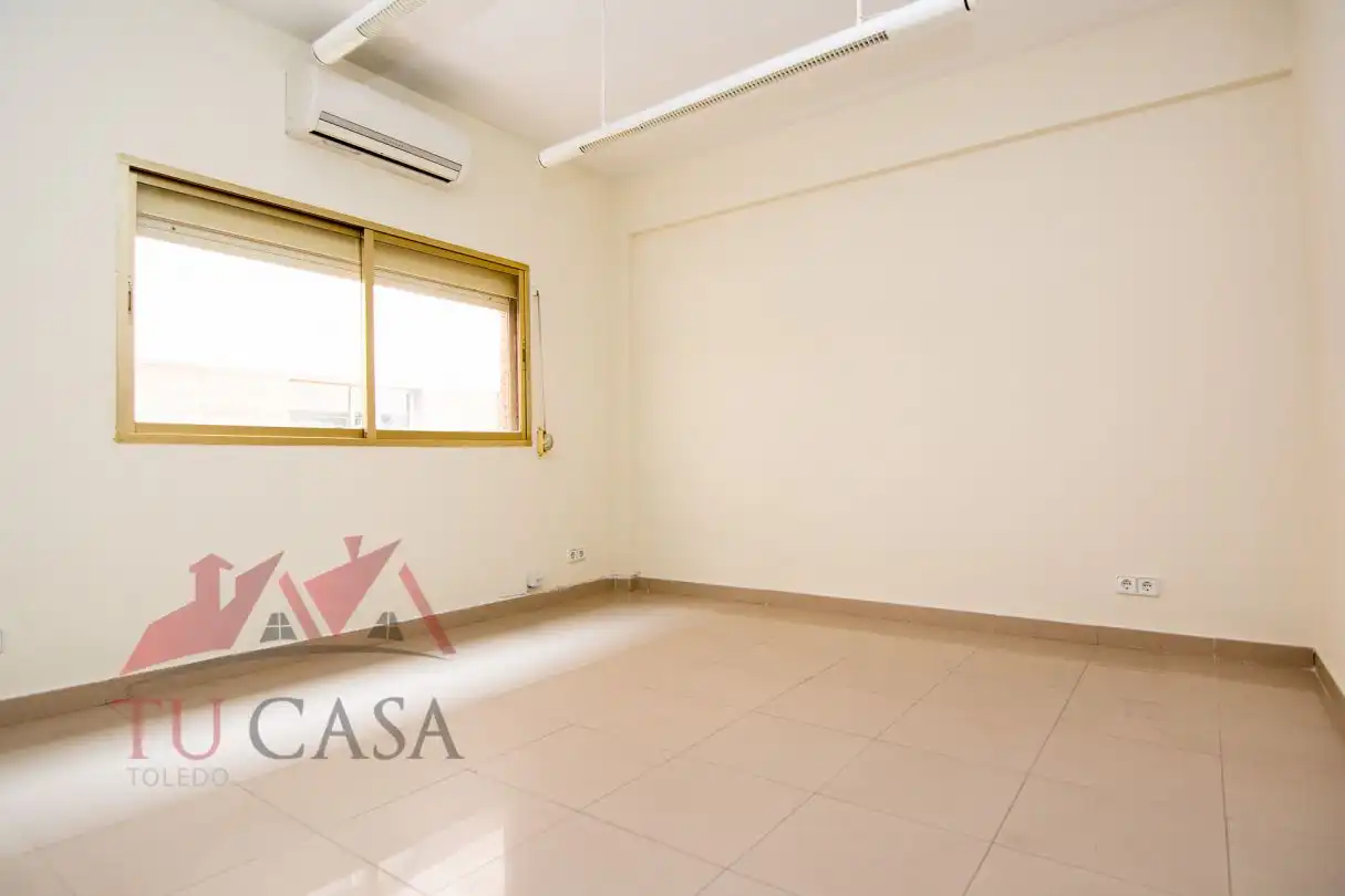 Office for rent in Toledo  with Air Conditioner and Heating