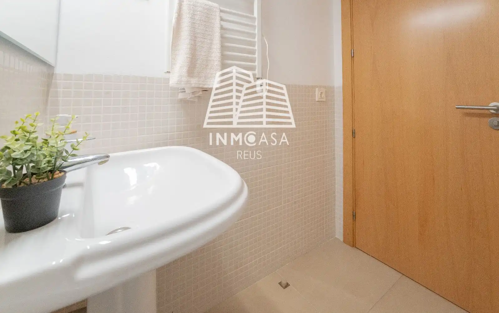 Bathroom of Flat for sale in Els Pallaresos  with Air Conditioner and Heating