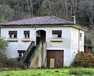 Vista exterior de Finca rústica en venda en Llanes amb Jardí privat