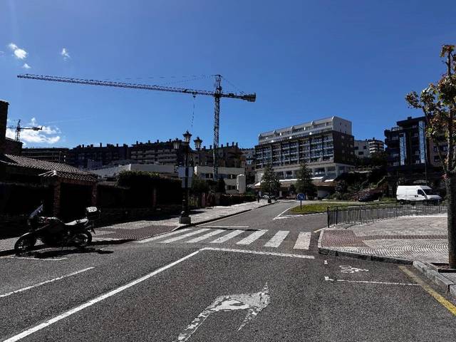 Terreno residencial en Venta en Calle Nava en Montecerrao