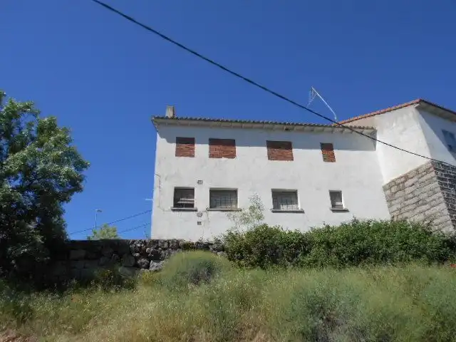 Vista exterior de Pis en venda en Burgohondo amb Calefacció