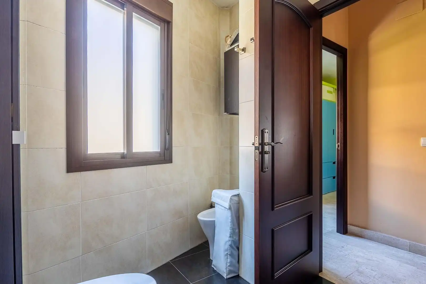 Badezimmer von Einfamilien-Reihenhaus zum Verkauf in Sevilla mit Klimaanlage und Abstellraum