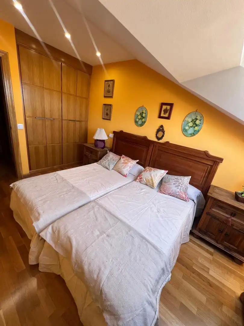 Schlafzimmer von Dachboden zum Verkauf in Villaviciosa mit Heizung und Balkon