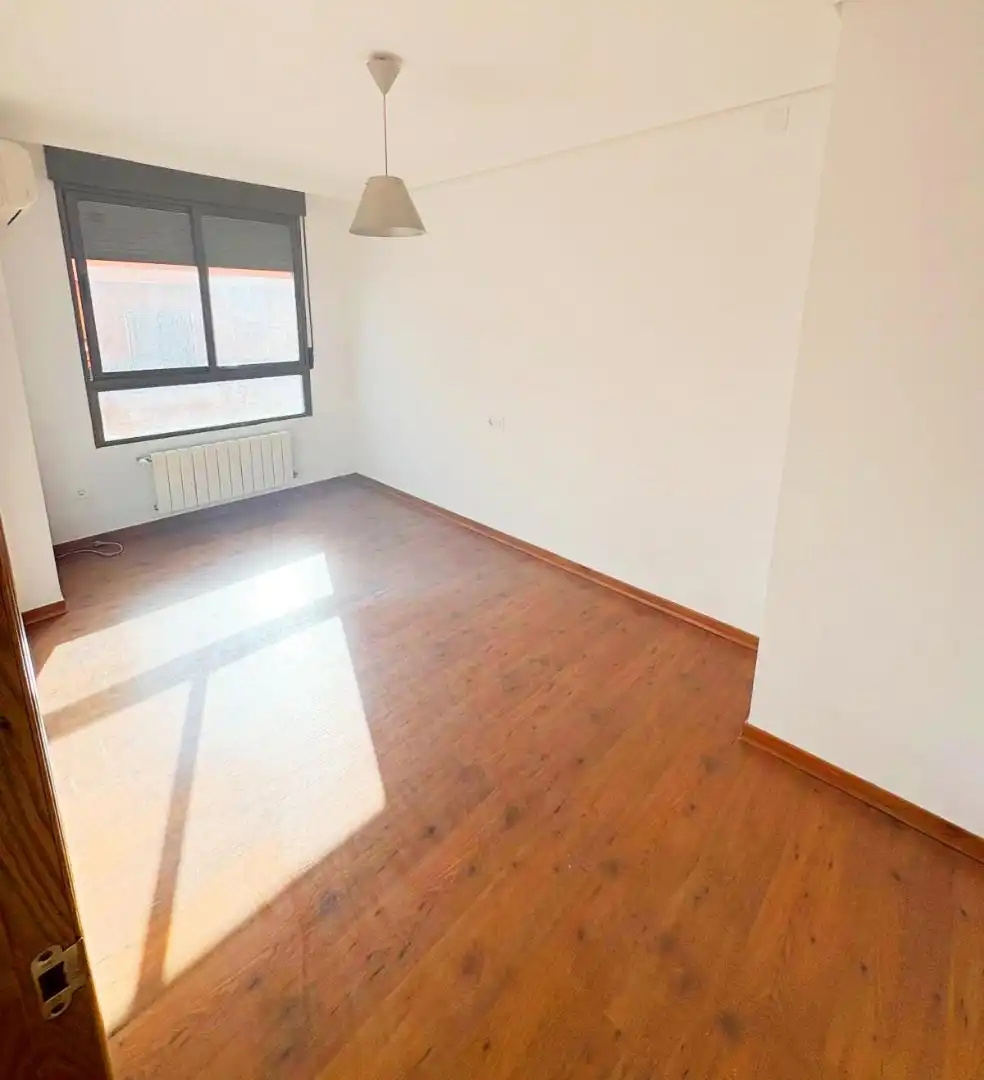 Habitación de Casa adosada en venta en Albacete con Calefacción, Parquet y Internet