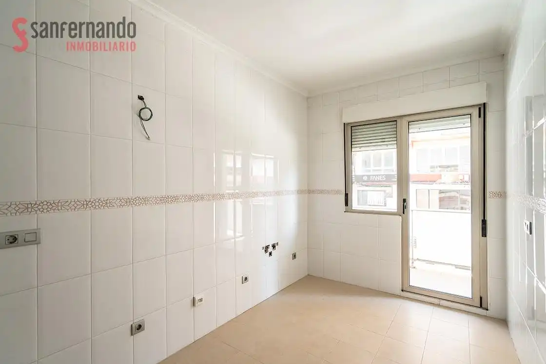 Habitación de Piso en venta en Torrelavega  con Terraza y Balcón