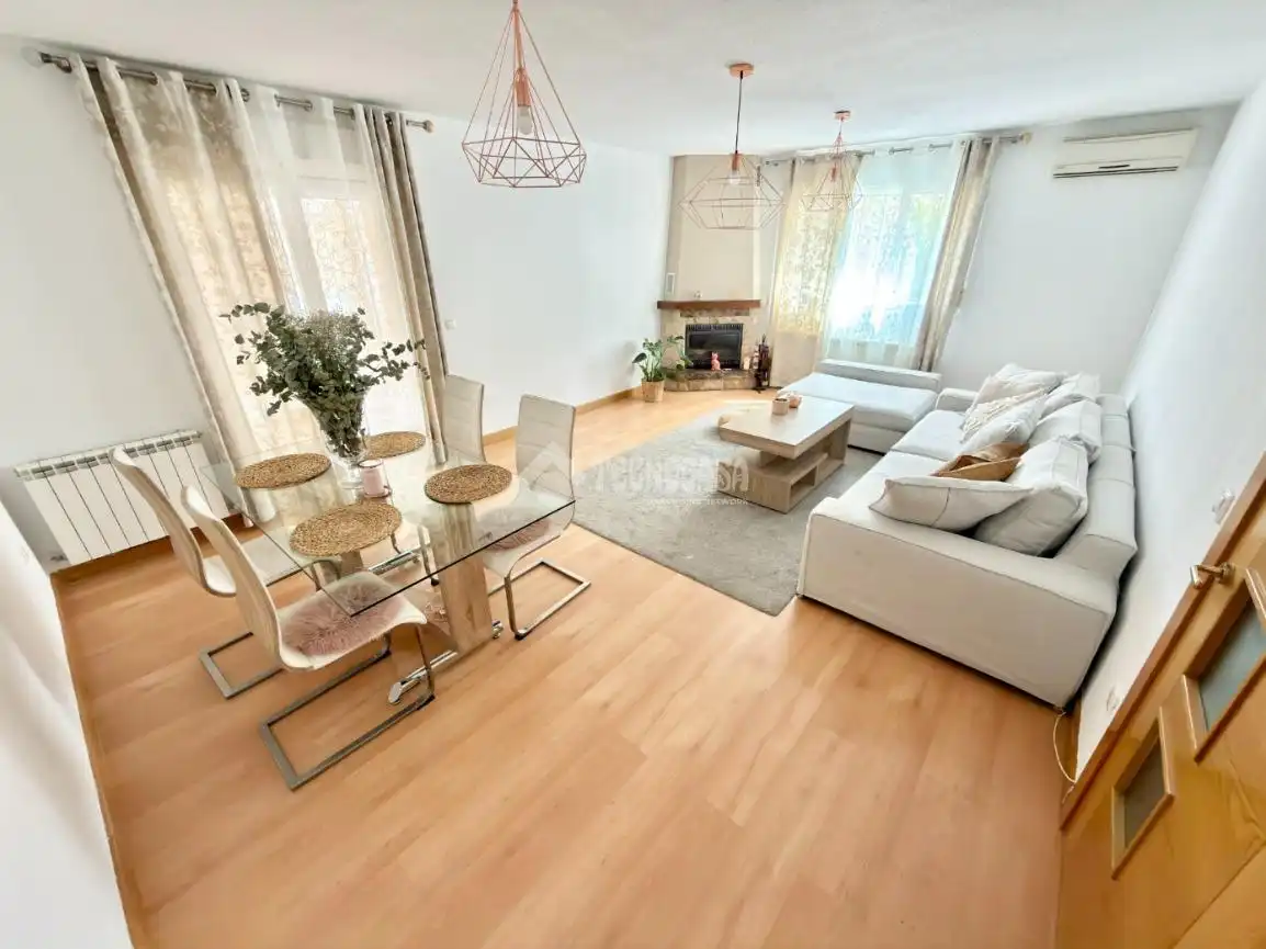 Sala de estar de Casa adosada en venta en Cabanillas del Campo con Calefacción, Parquet y Trastero