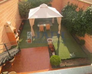 Jardí de Casa adosada en venda en Valdepeñas amb Aire condicionat, Calefacció i Terrassa