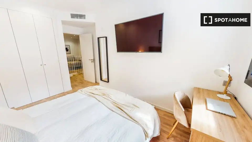 Bedroom of Flat for share in Barcelona  with Air Conditioner, Heating and Furnished